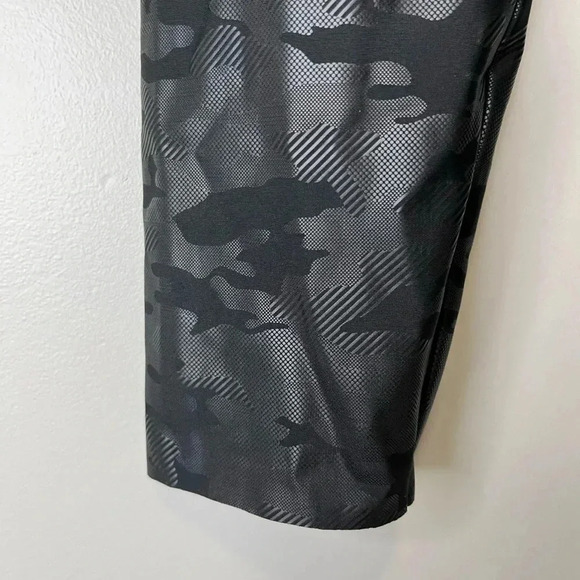 HUE Super  Sleek Layering Hi Rise Camo Legging - Picture 5 of 8
